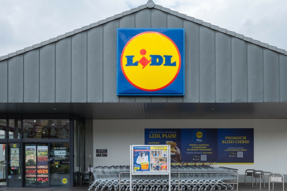 truck delivery night