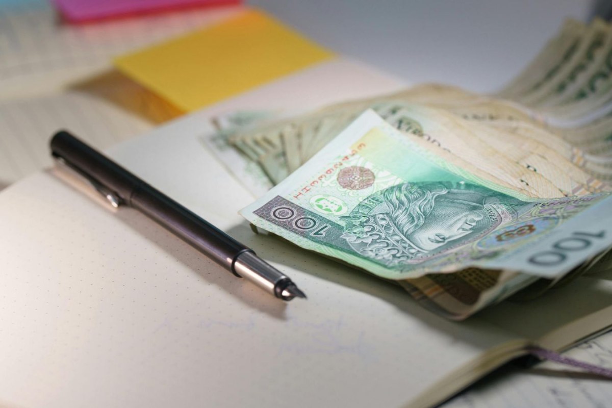 president signing document