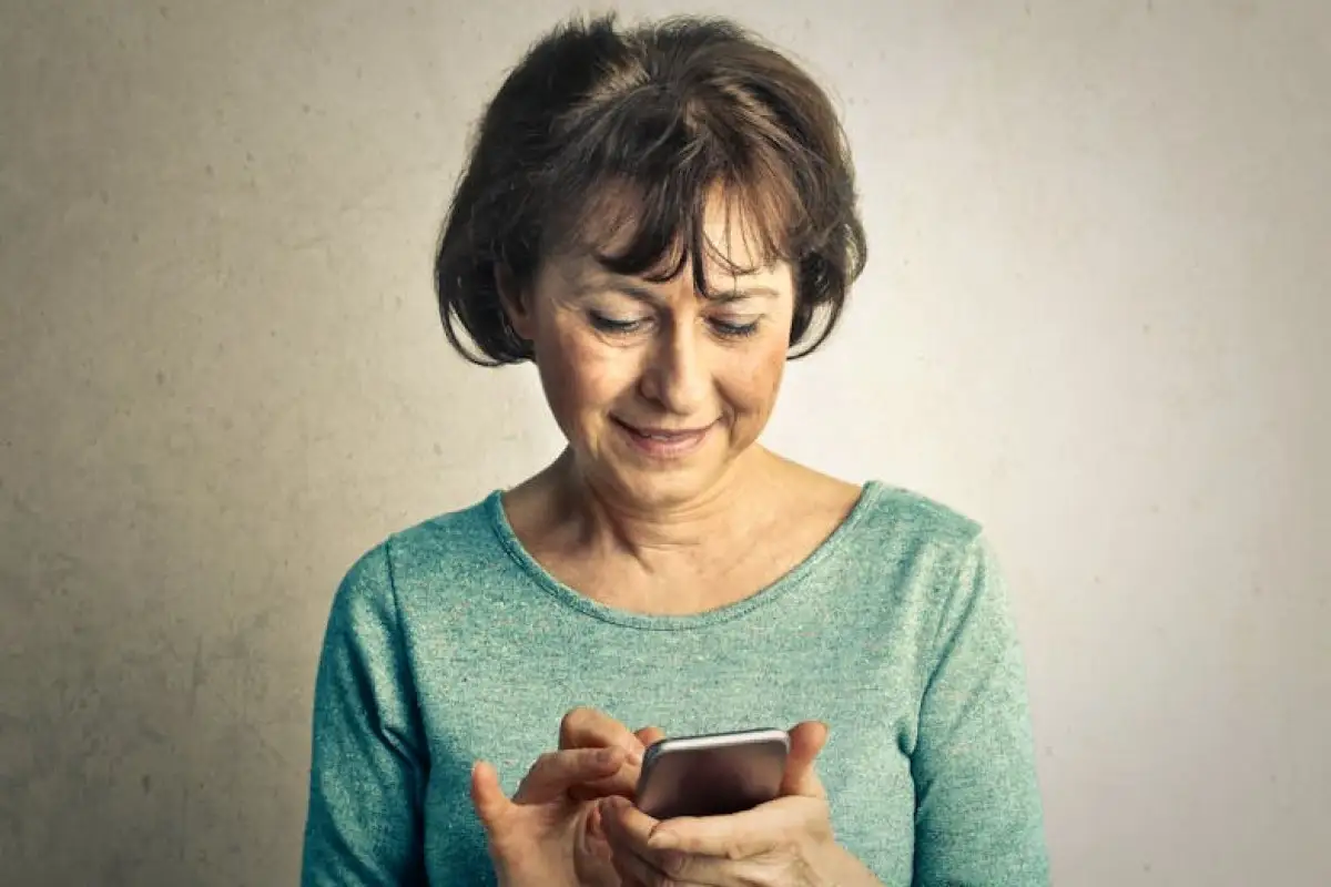 senior with smartphone