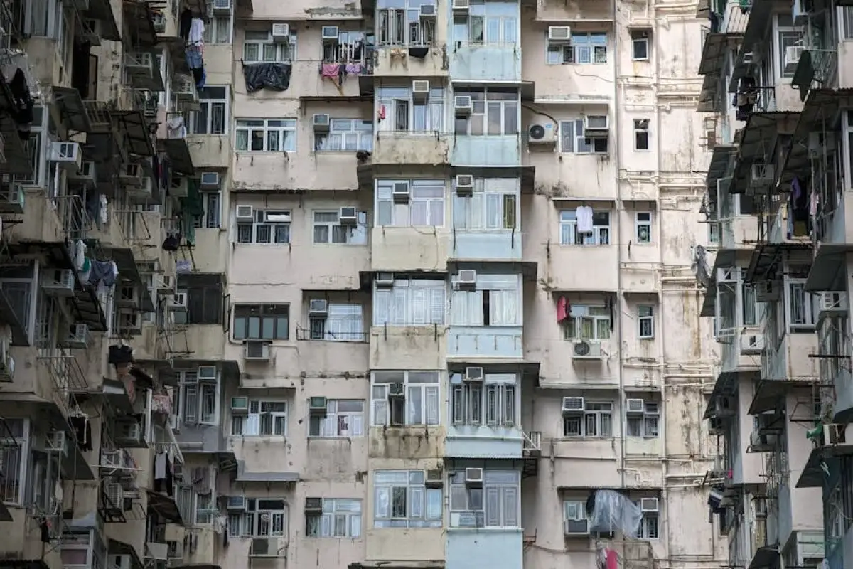 apartment crowd chaos