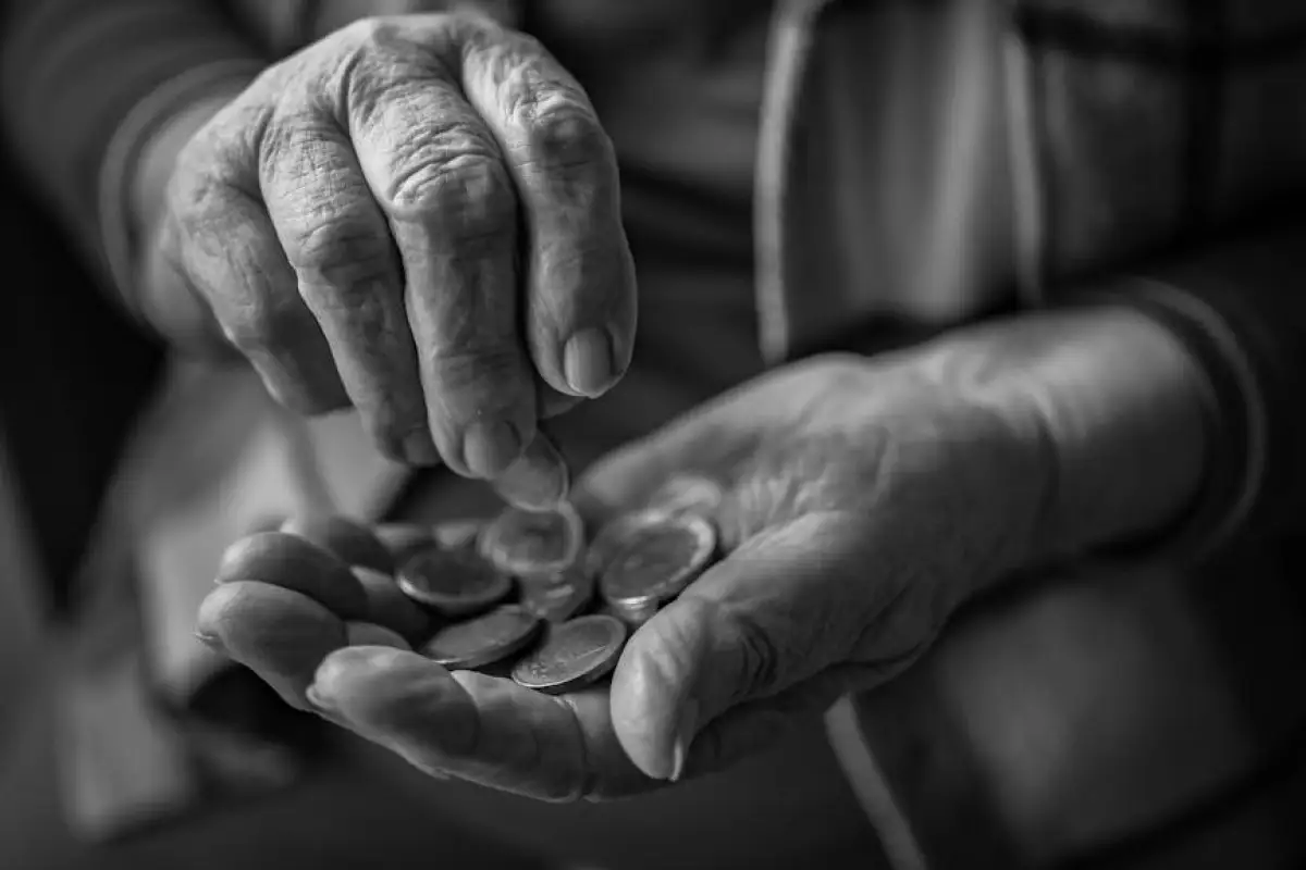 senior counting money