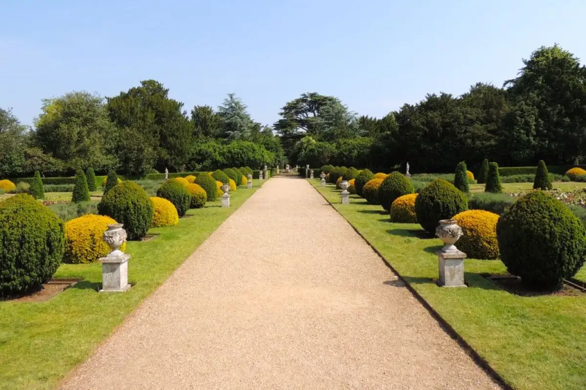 hedge garden dispute