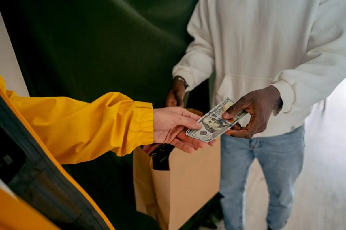 senior receiving money