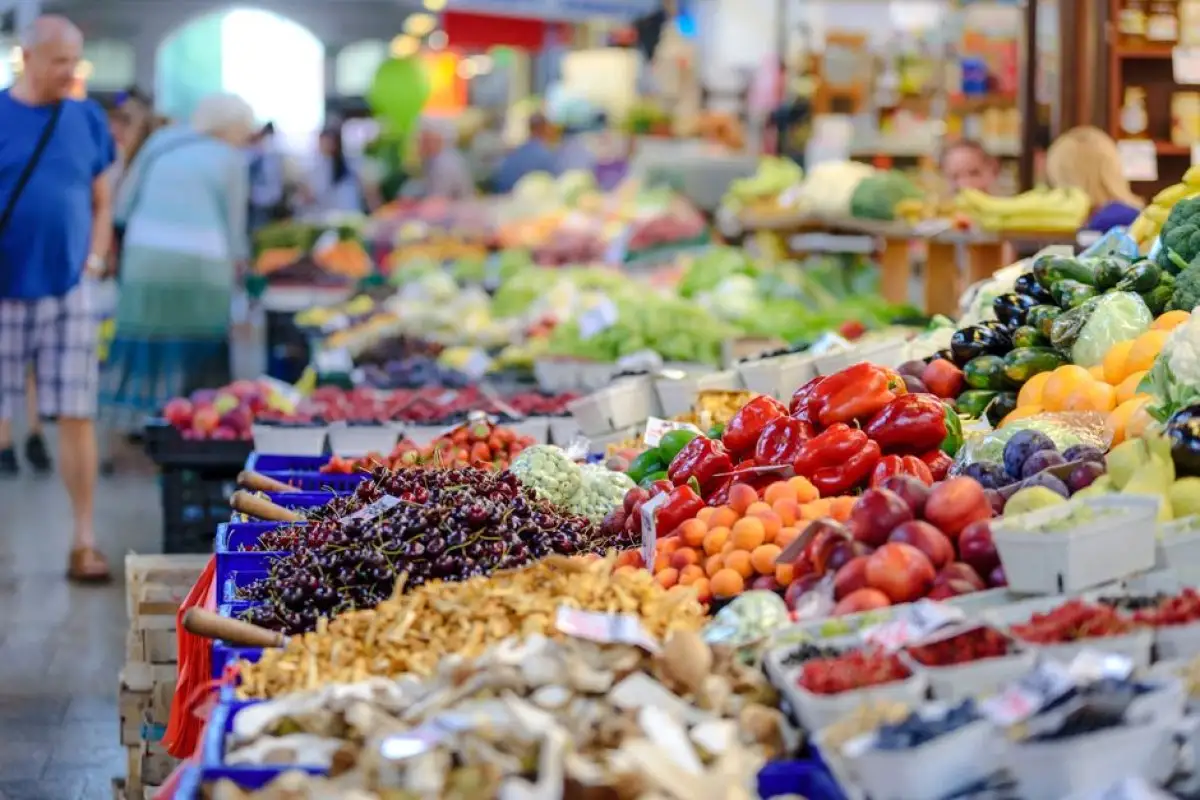 fruits vegetables market