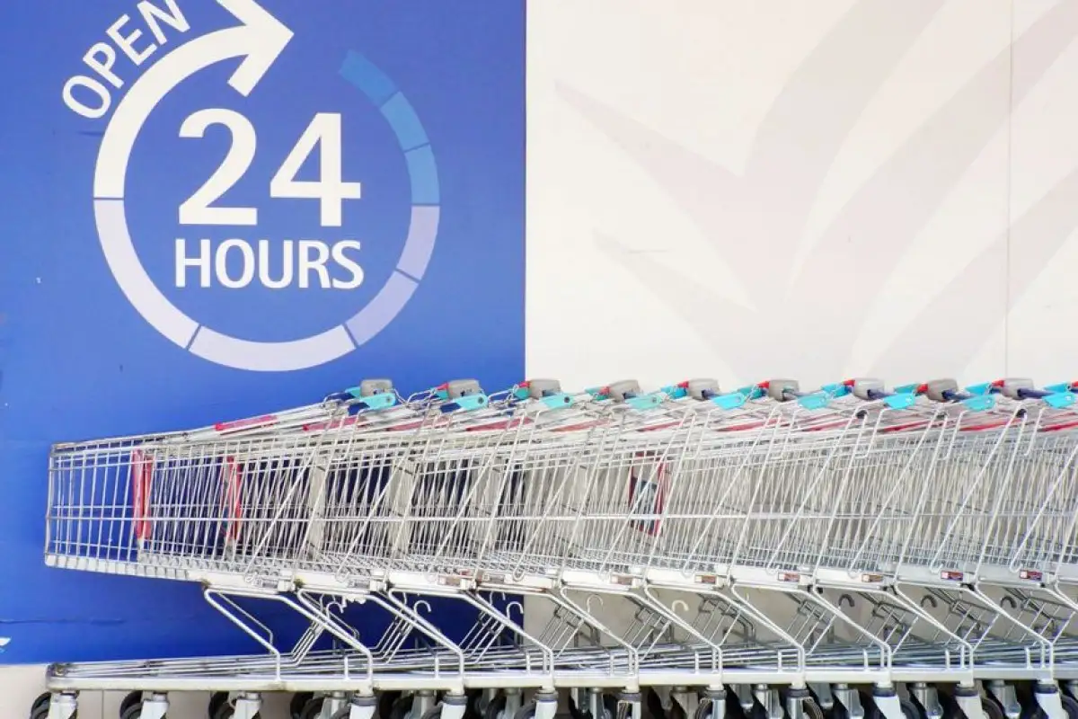 Biedronka store opening hours