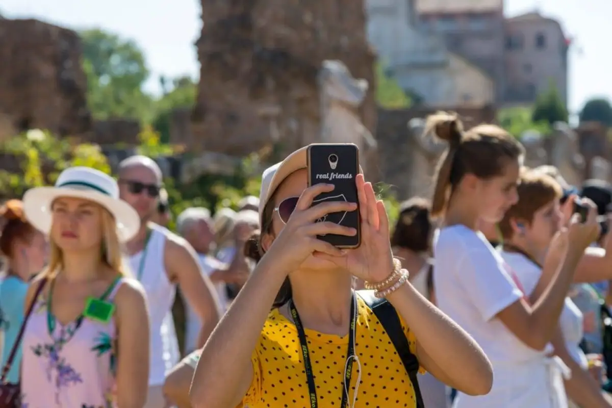tourist phone vacation