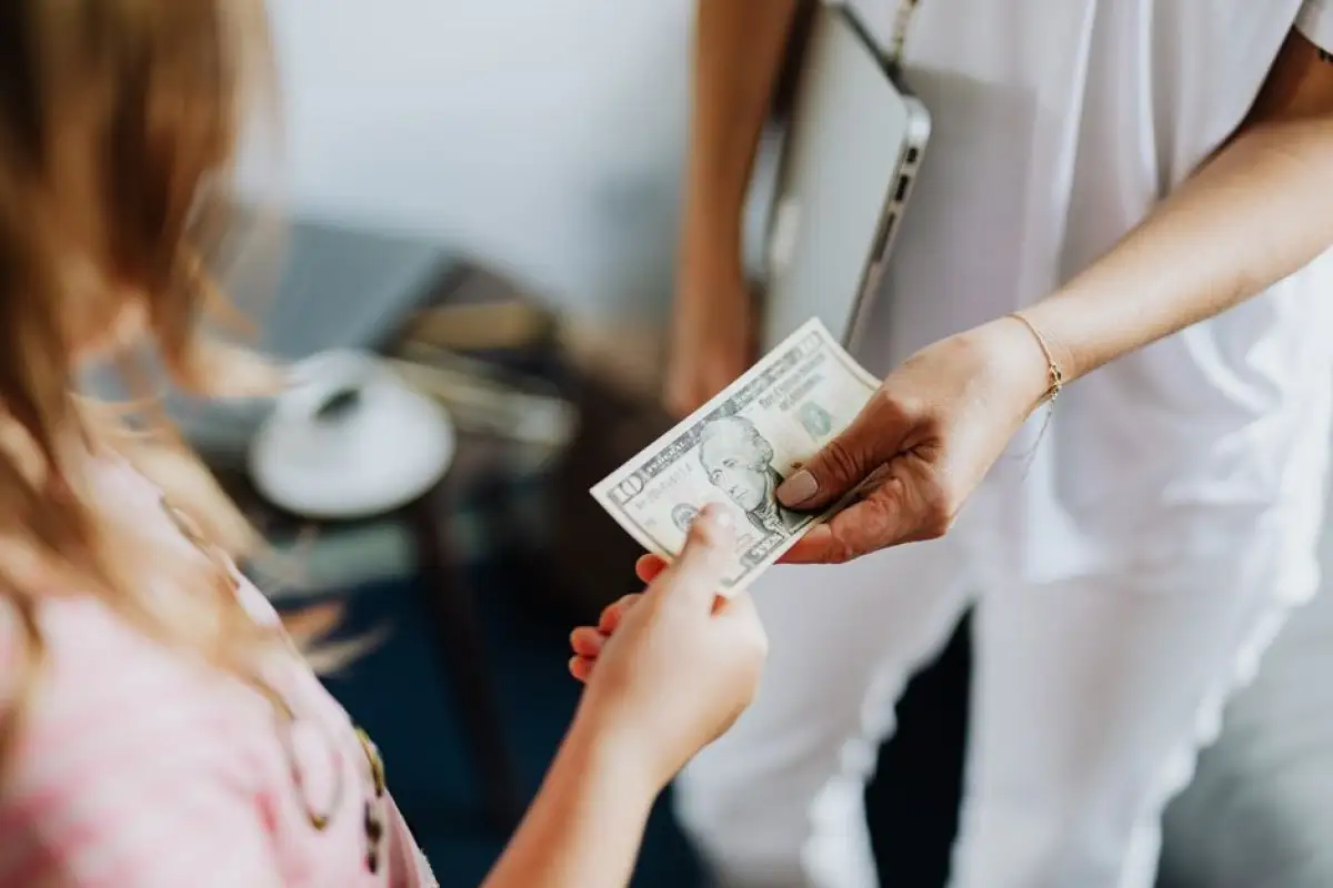 senior receiving money