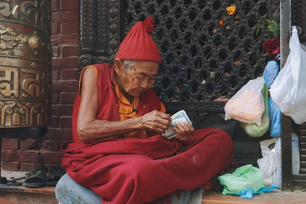 senior counting money